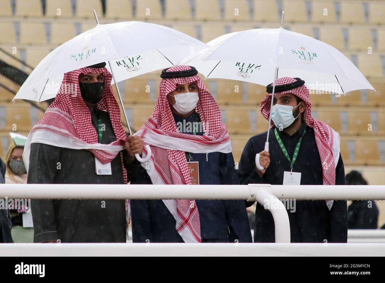 20.02.2021, Riad, Riad, Saudi-Arabien - Arabische Männer tragen Mund-Nase-Schutz in Zeiten der Corona-Pandemie. 00S210220D1083CAROEX.JPG [MODELLVERSION: NEIN Stockfoto