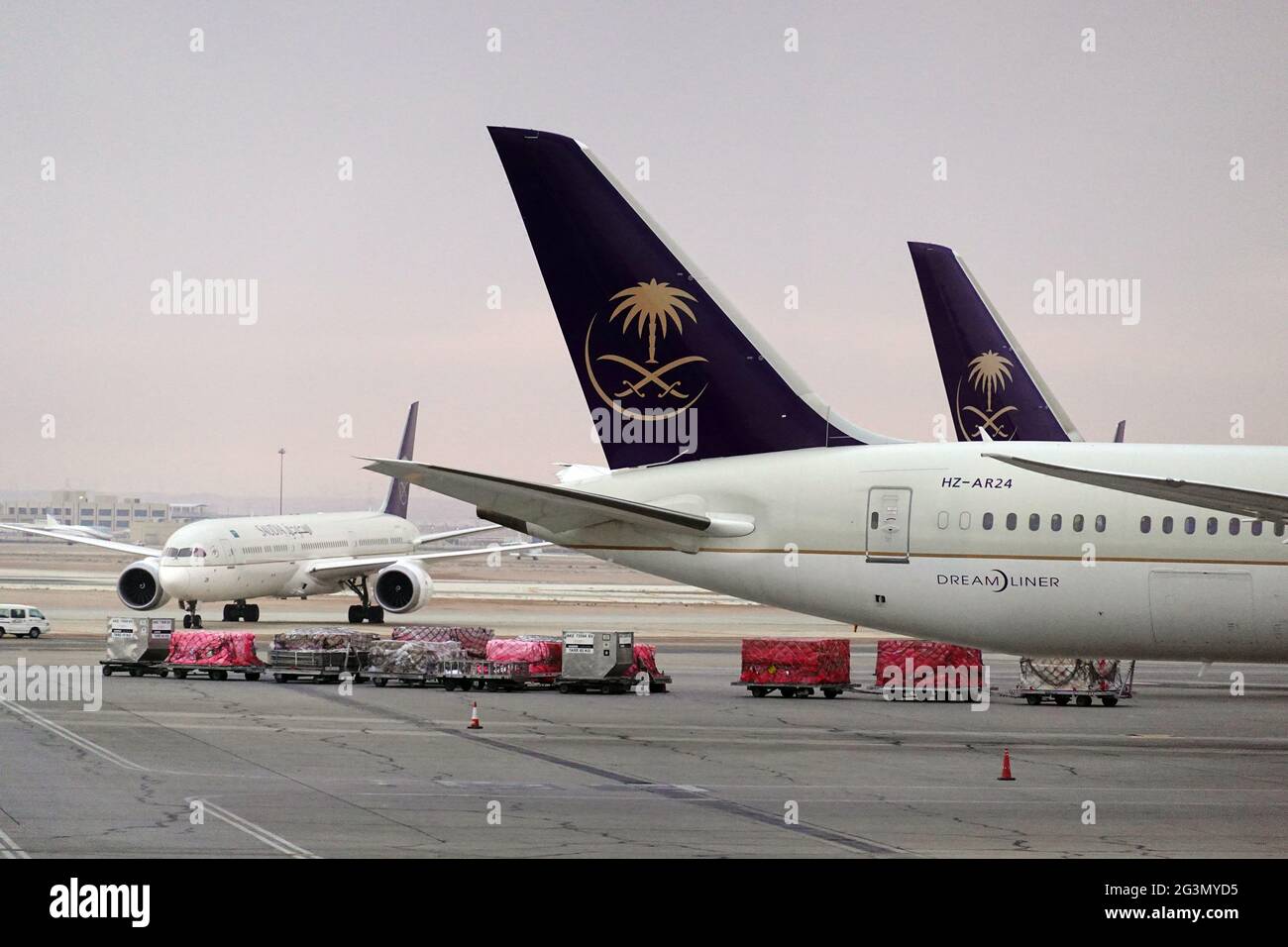 '21.02.2021, Riad, Riad, Saudi-Arabien - Flugzeug der Saudi Arabian Airlines auf dem Vorfeld des King Khalid International Airport. 00S210221D1097CAROEX.J Stockfoto
