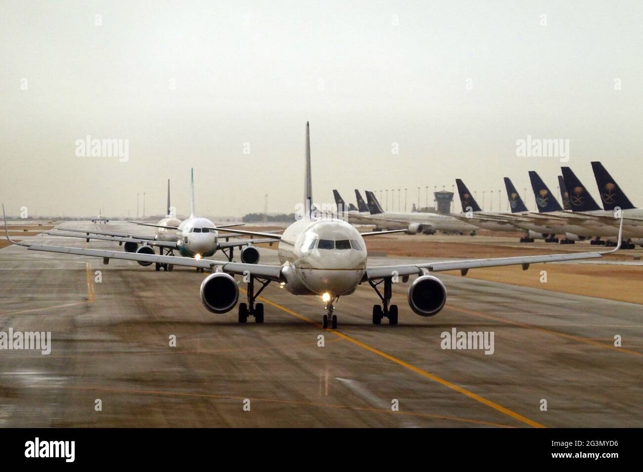 '21.02.2021, Riad, Riad, Saudi-Arabien - Saudi Arabian Airlines Flugzeuge auf einer Asphaltbahn am King Khalid International Airport. 00S210221D1113CAROEX.JPG [MO Stockfoto