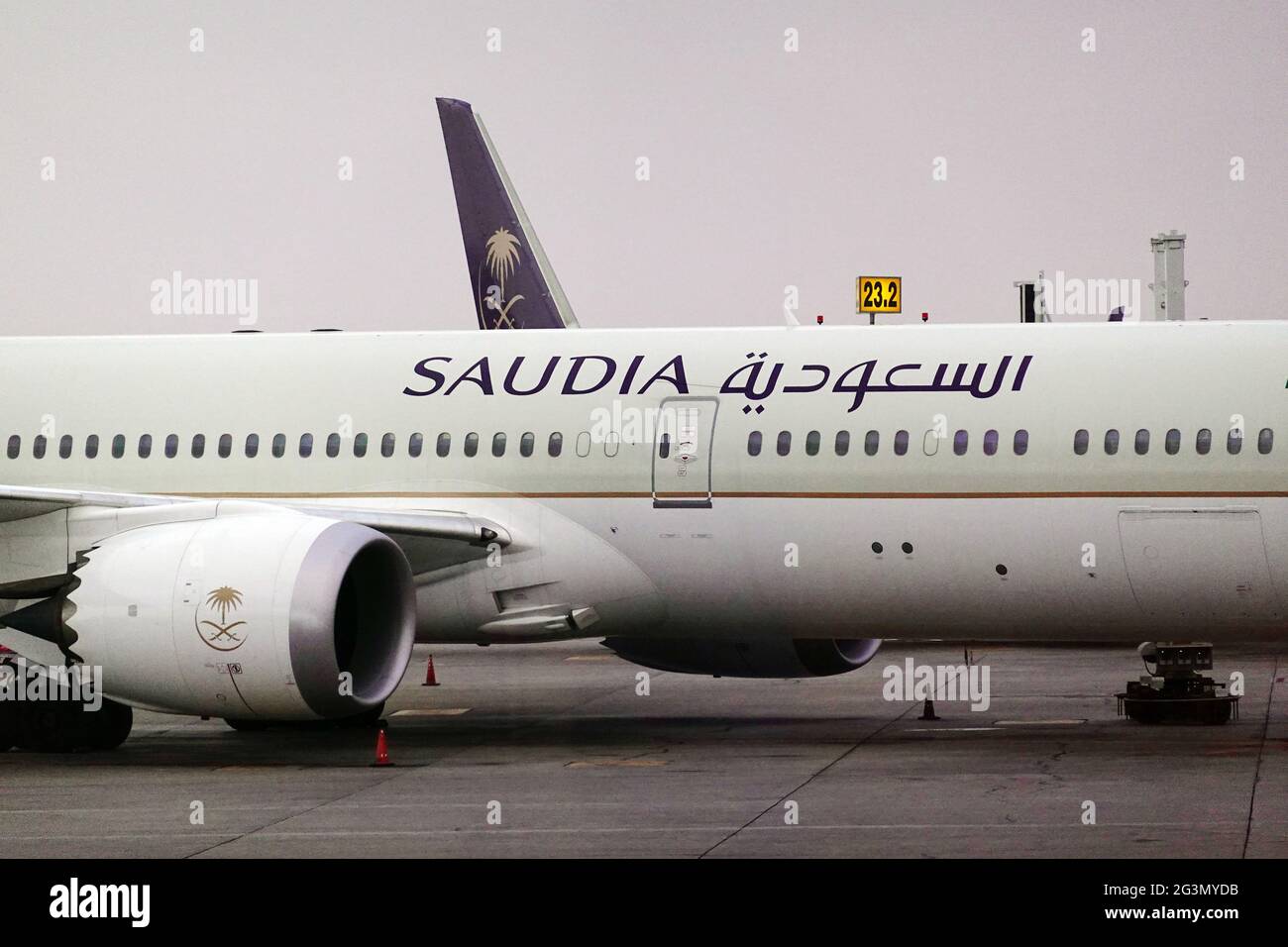 '21.02.2021, Riad, Riad, Saudi-Arabien - Flugzeug der Saudi Arabian Airlines auf dem Vorfeld des King Khalid International Airport. 00S210221D1096CAROEX.JPG [MO Stockfoto