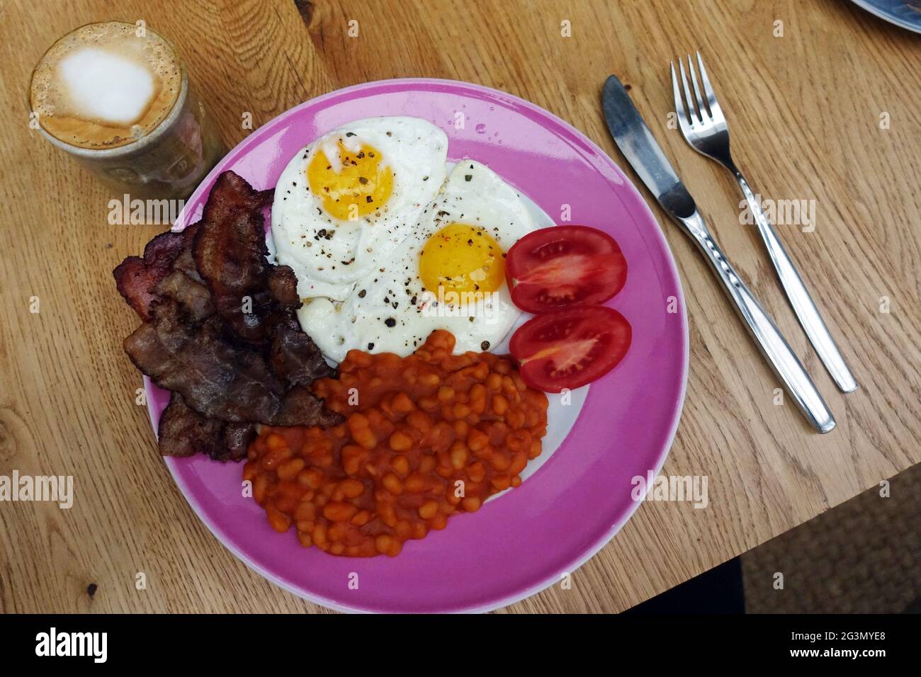 '28.02.2021, Berlin, , Deutschland - Englisches Frühstück: Bohnen, Spiegelei und Speck. 00S210228D821CAROEX.JPG [MODEL RELEASE: NO, PROPERTY RELEASE: NO (C) C Stockfoto