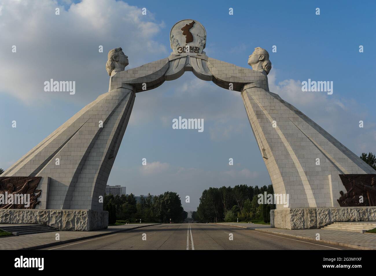 '10.08.2012, Pjoengjang, , Nordkorea - Denkmal für die Wiedervereinigung (Denkmal der drei Prinzipien für die Wiedervereinigung) entlang des Pjoengjang-Kaesong Stockfoto