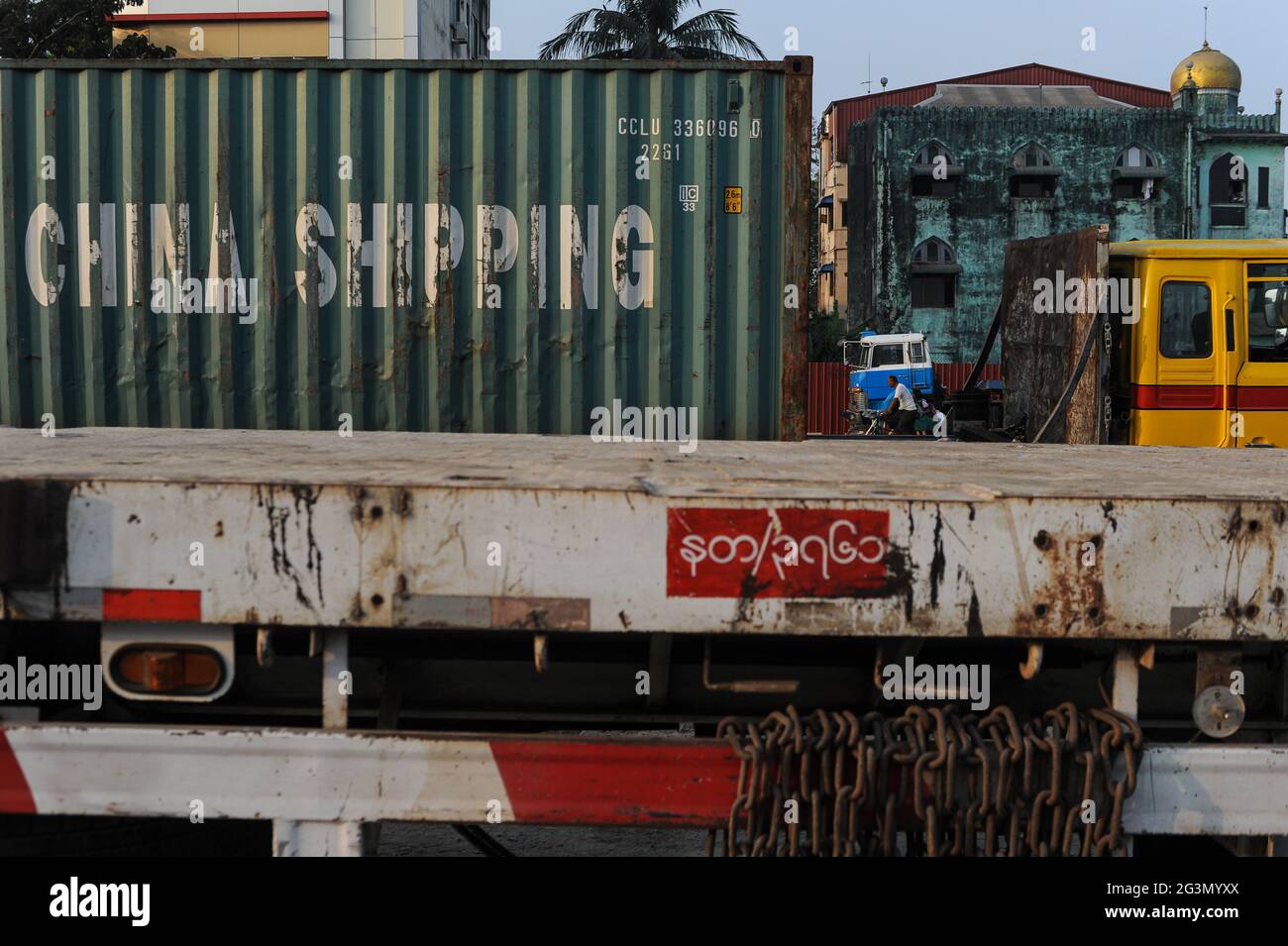 '10.02.2014, Yangon, , Myanmar - EIN Seefrachtcontainer des chinesischen Transportunternehmens China Shipping wird auf einem LKW-Anhänger am Hafen geparkt. Stockfoto