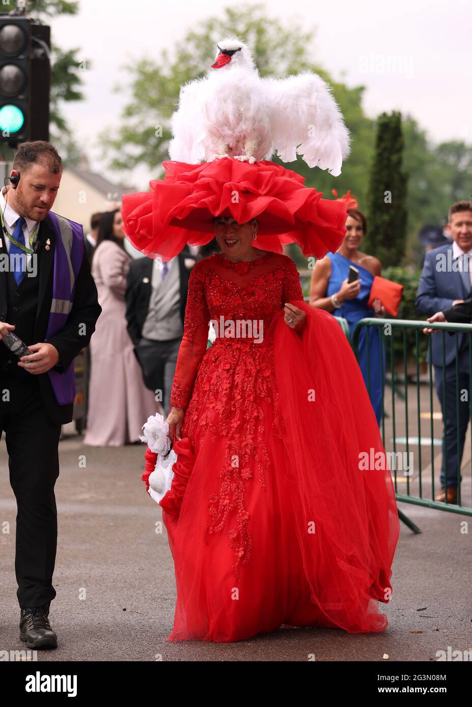 Racegoer Debra Tag am dritten Tag des Royal Ascot auf der Rennbahn Ascot. Bilddatum: Donnerstag, 17. Juni 2021. Stockfoto