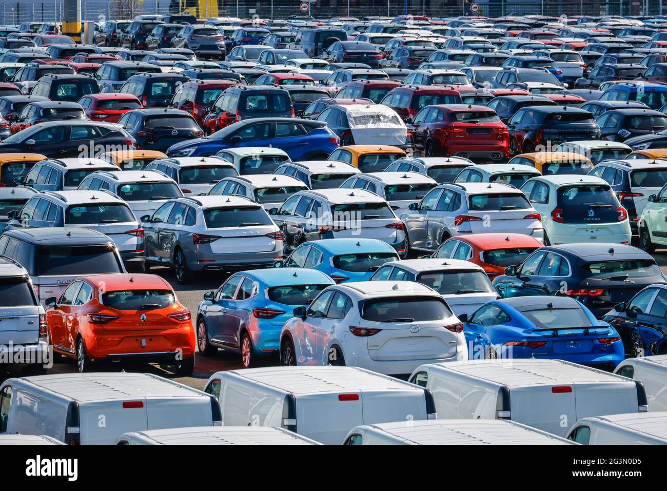 '27.04.2021, Duisburg, Nordrhein-Westfalen, Deutschland - Neuwagen, Umschlagplatz, Autoterminal im Duisburger Hafen. 00X210427D006CAROEX.JPG Stockfoto