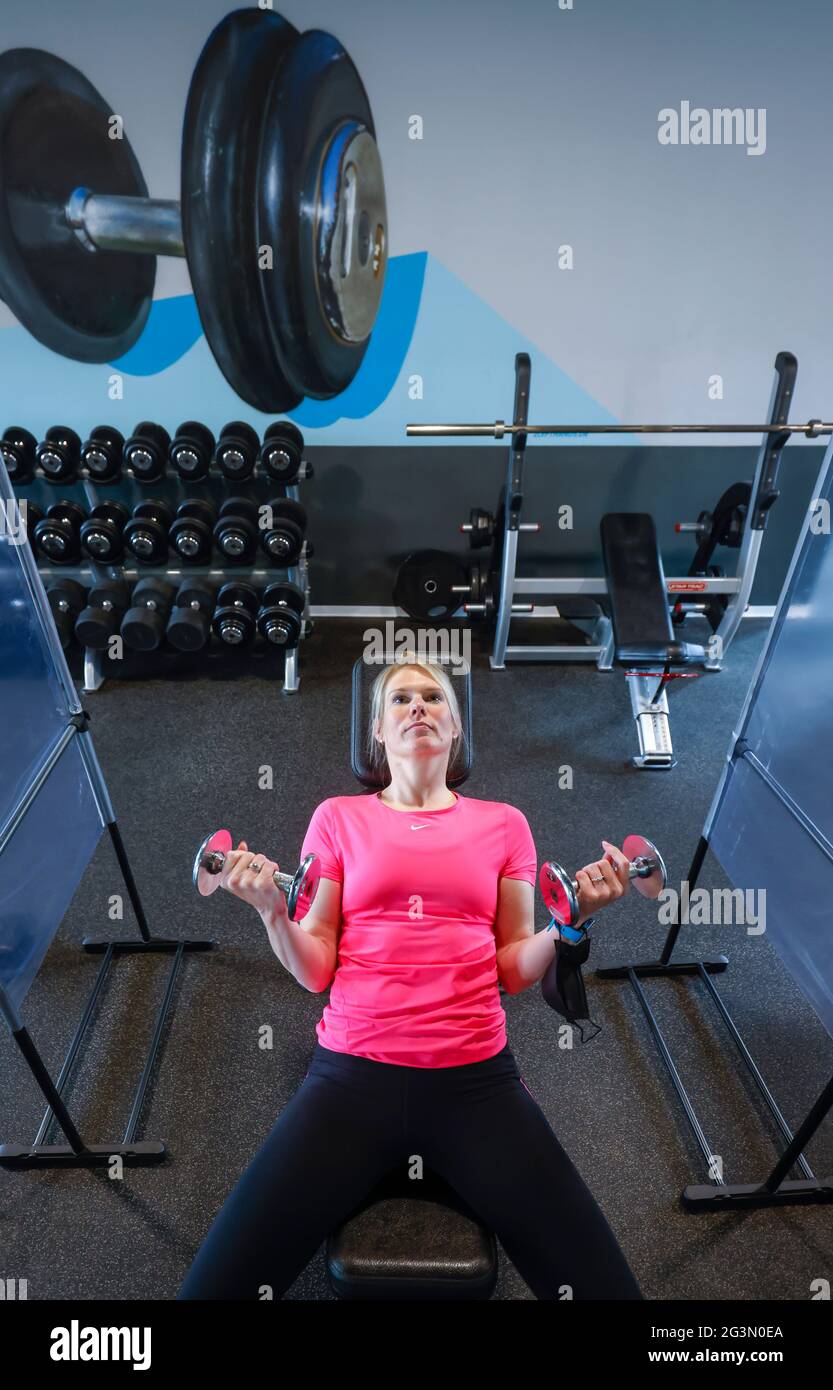 '04.05.2021, Coesfeld, Nordrhein-Westfalen, Deutschland - Fitnesstraining in Zeiten der Corona-Pandemie beginnt der Landkreis Coesfeld als Modellregion Stockfoto