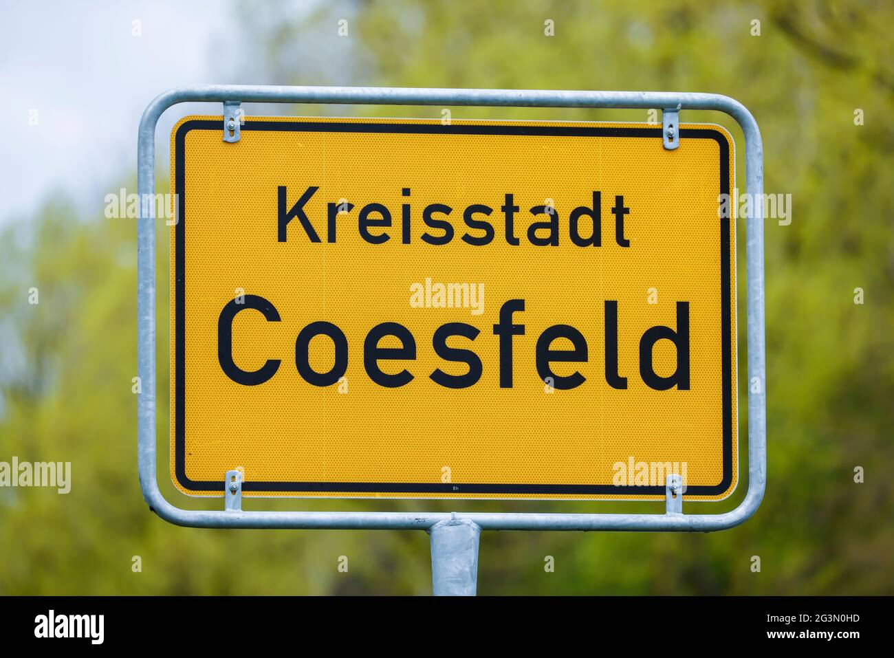 '04.05.2021, Coesfeld, Nordrhein-Westfalen, Deutschland - Ortsname Zeichen in Zeiten der Corona-Pandemie beginnt der Coesfeld-Kreis als Modellregion i Stockfoto