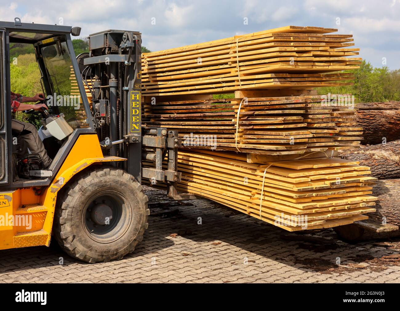 '12.05.2021, Solingen, Nordrhein-Westfalen, Deutschland - Fichtenstämme werden zu Bauholz verarbeitet, Bauholz ist knapp und teuer Stockfoto