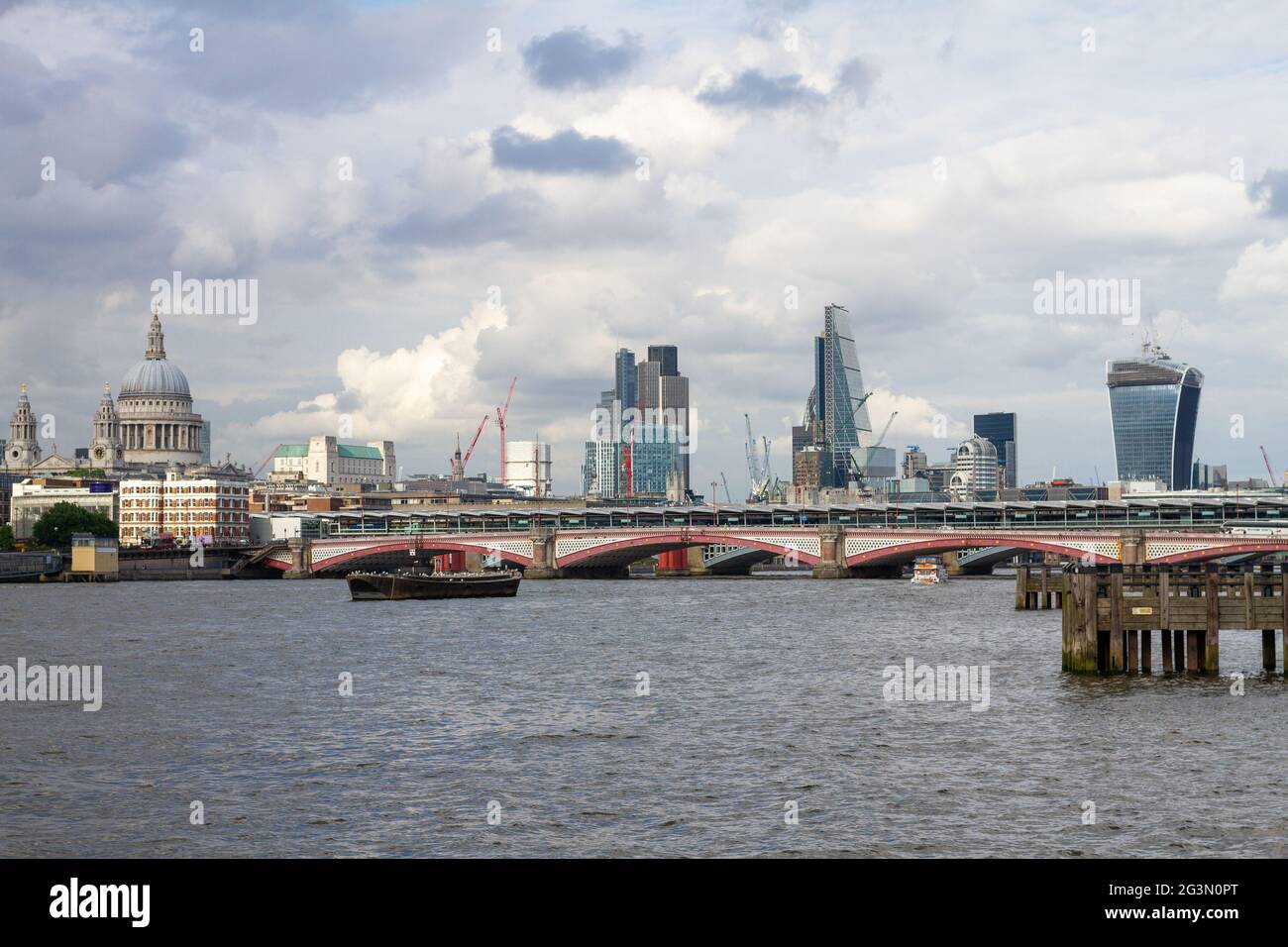 London England - 06.03.2014: London City Financial District Blick von der Themse Southbank mit dramatischen Wolken am sonnigen Tag Stockfoto