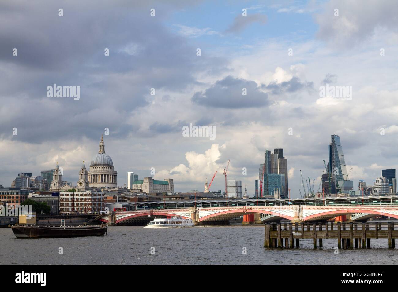 London England - 06.03.2014: London City Financial District Blick von der Themse Southbank mit dramatischen Wolken am sonnigen Tag Stockfoto
