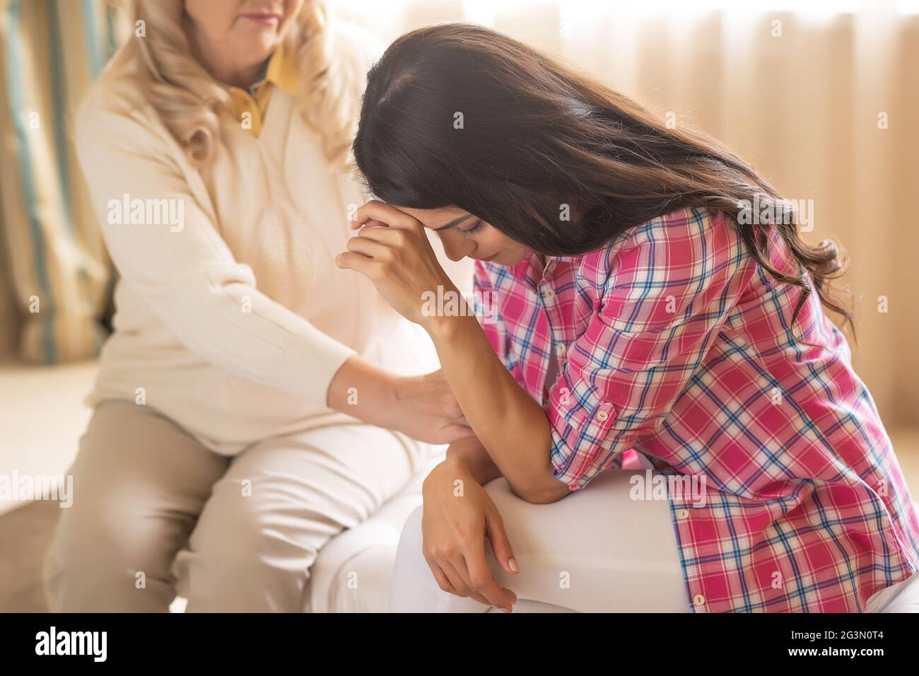 Mutter tröstet verärgerte Tochter Stockfoto