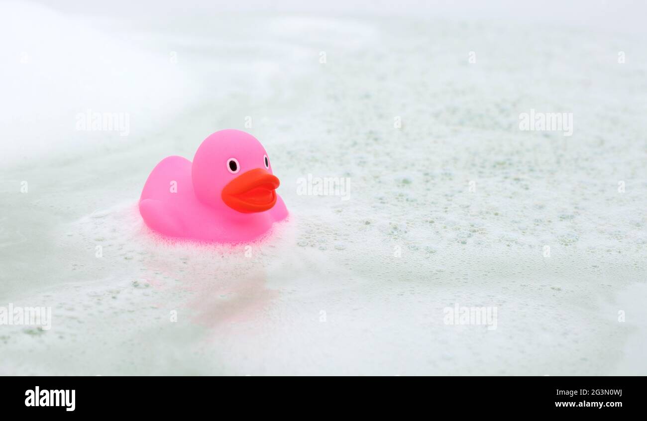 Rosafarbene Ente in einer Badewanne Stockfoto