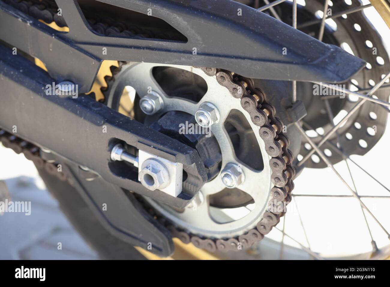Detail der hinteren Kette des Motorrads mit Bremsscheibe Stockfoto