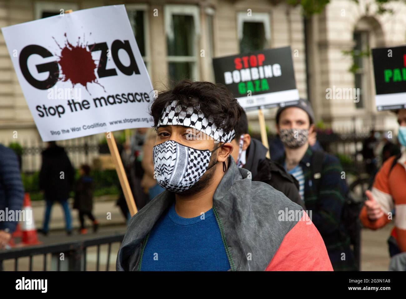 Ein Mann mit einer Maske beim Protest gegen die Freie Palästina, London, 22.5.2021 Stockfoto