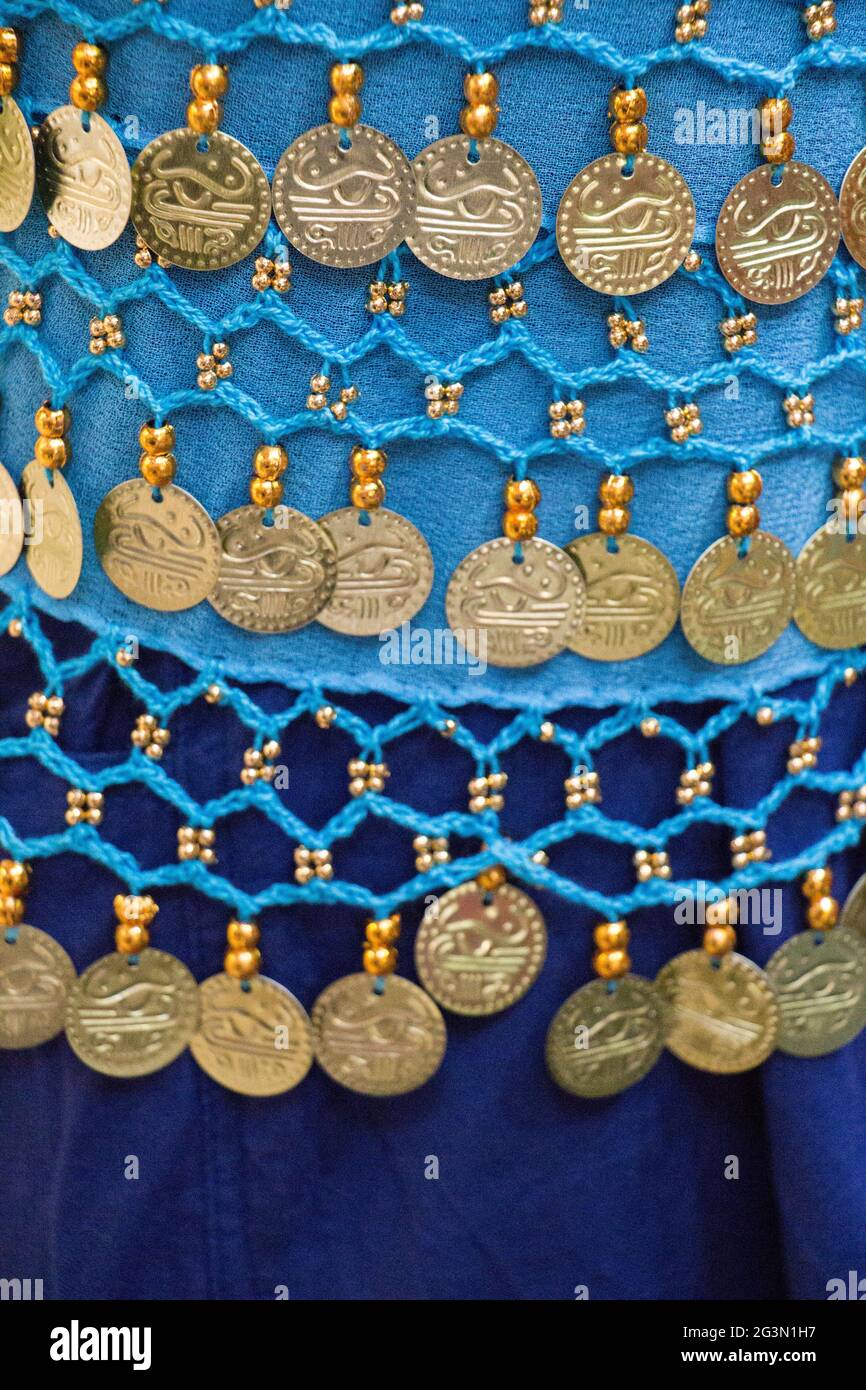 Gefälschte Goldmünzen befinden sich an den Schals-Rändern Stockfoto