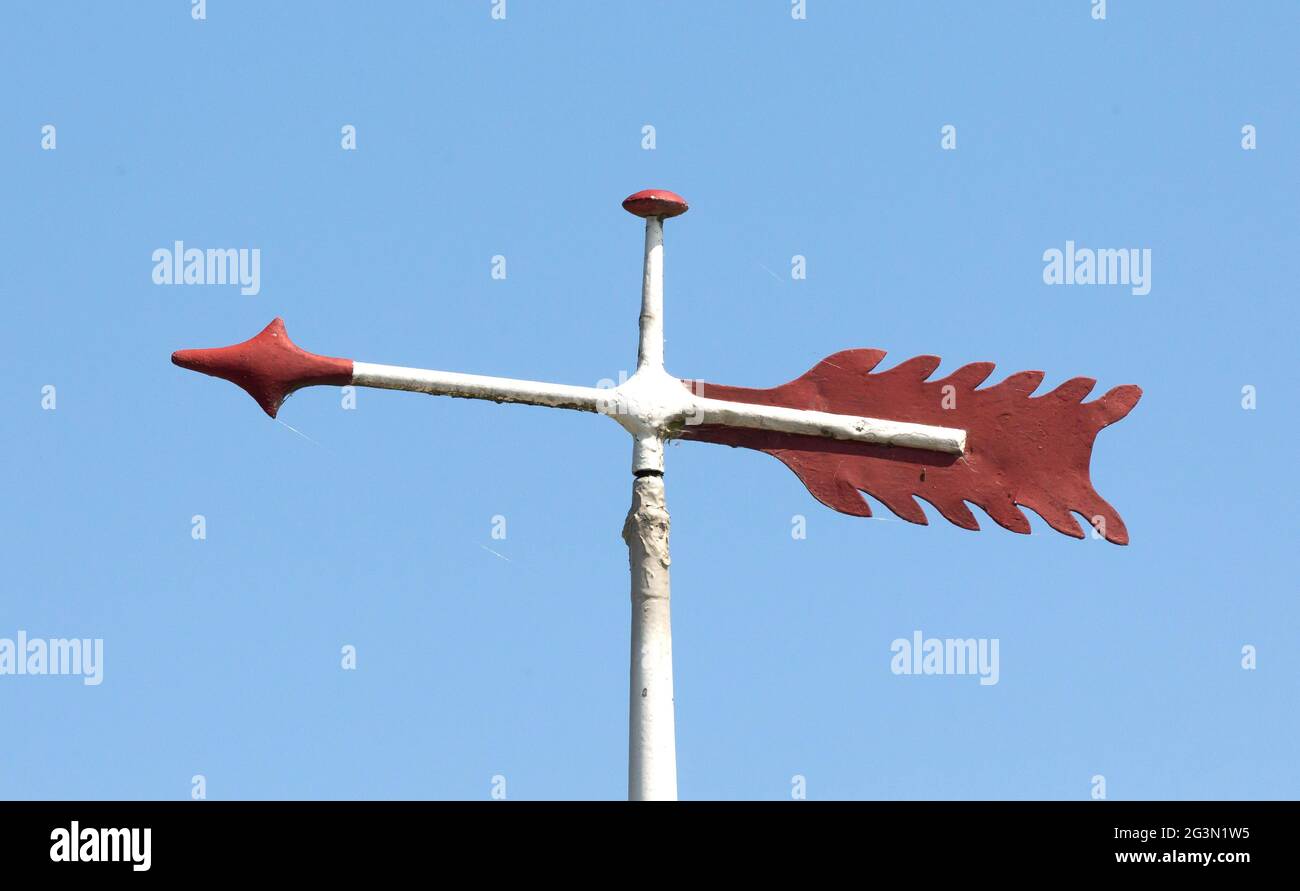 Metall-Wetterfahne auf dem Dach Stockfoto