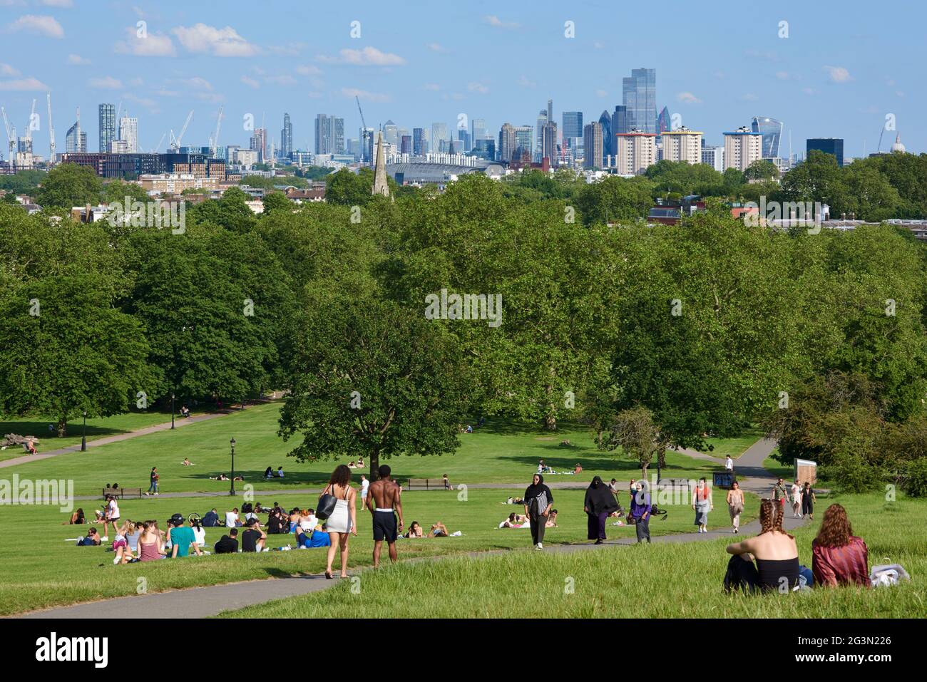 Blick über das Zentrum von London im Sommer vom Primrose Hill aus Stockfoto