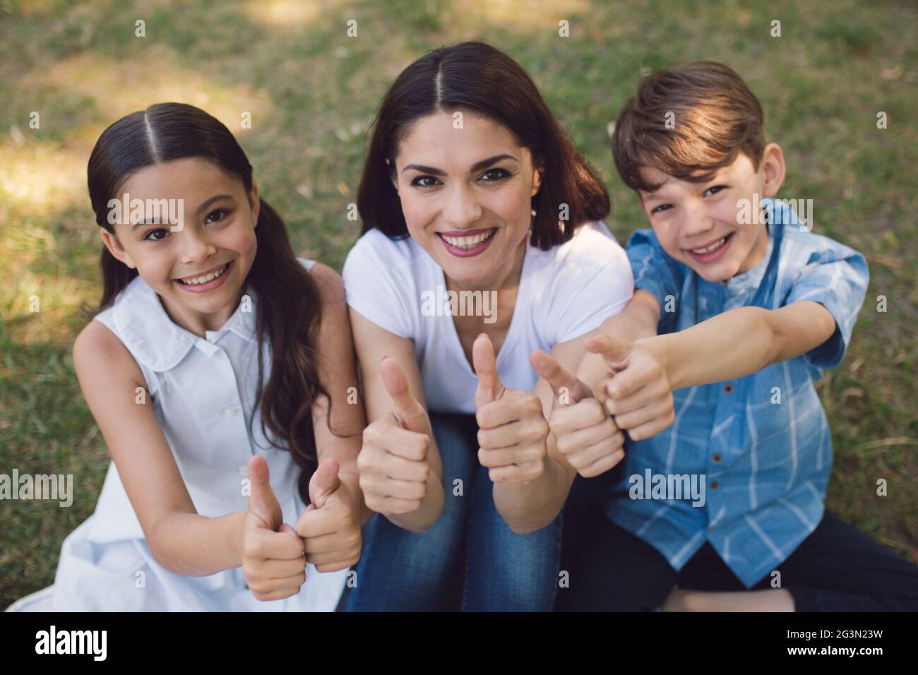 Gruppe von Kindern mit Lehrer in Park Stockfoto