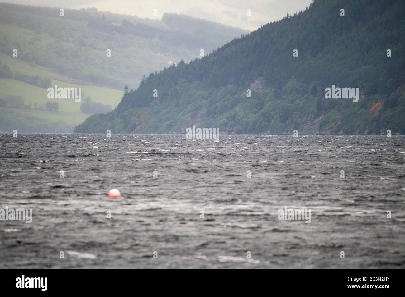 Dores, Loch Ness, Schottland, Großbritannien. 13. Juni 2021. Bild: Blick auf Loch Ness entlang des Great Glen in Richtung Urquhart Castle. Loch Ness ist berühmt für das Monster von Loch Ness, auch bekannt als Nessie. Quelle: Colin Fisher/CDFIMAGES.COM Stockfoto