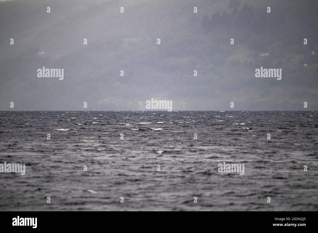 Dores, Loch Ness, Schottland, Großbritannien. 13. Juni 2021. Bild: Blick auf Loch Ness entlang des Great Glen in Richtung Urquhart Castle. Loch Ness ist berühmt für das Monster von Loch Ness, auch bekannt als Nessie. Quelle: Colin Fisher/CDFIMAGES.COM Stockfoto
