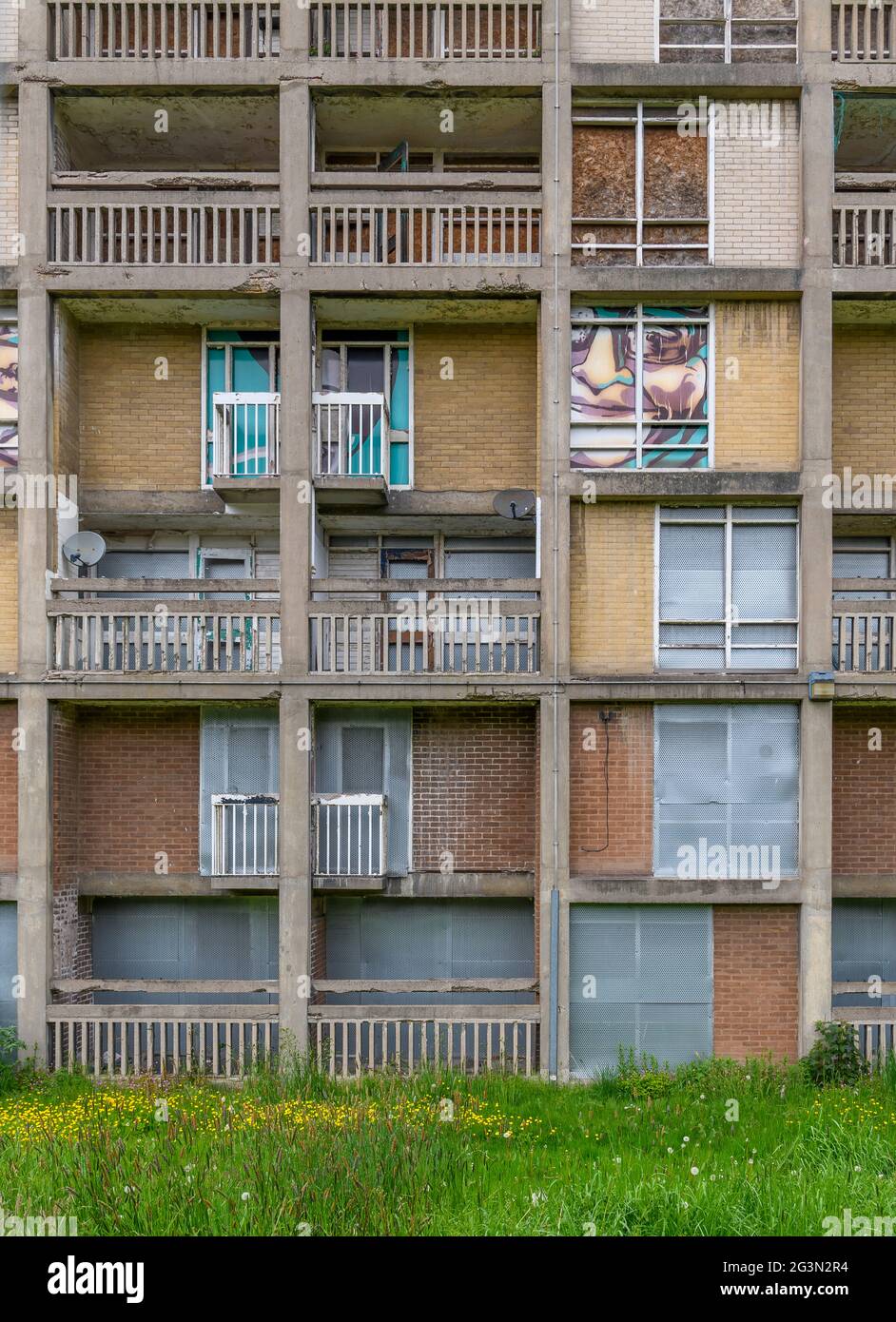 Park Hill Anwesen in Sheffield, um viktorianische Slums zu ersetzen. Bevor Urban Splash Park Hill wieder zum Leben erweckt hat, zeigte er die Herausforderung der Renovierung. Stockfoto