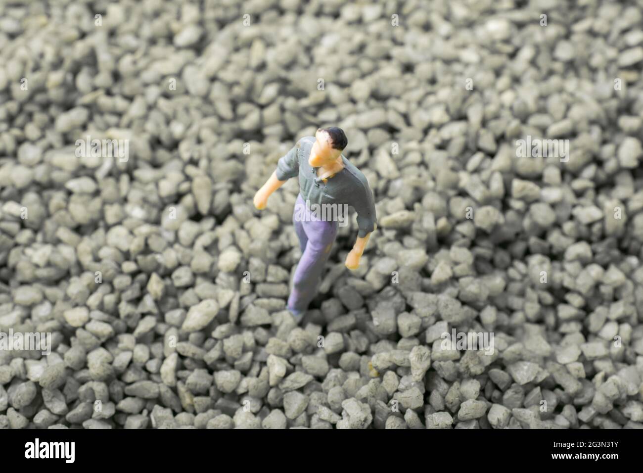 Kleine Figur des Mannes Modell in grünem Sand Stockfoto