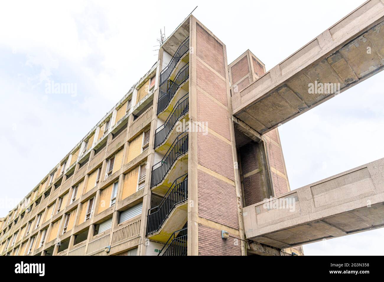 Park Hill Anwesen in Sheffield, um viktorianische Slums zu ersetzen. Bevor Urban Splash Park Hill wieder zum Leben erweckt hat, zeigte er die Herausforderung der Renovierung. Stockfoto