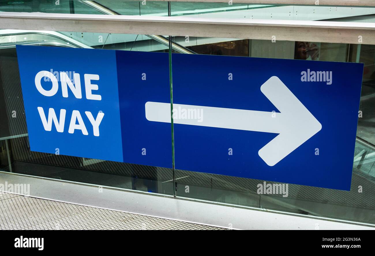 Ein Hinweisschild, das einbahnige Wege im Einkaufszentrum Liverpool One zeigt Stockfoto