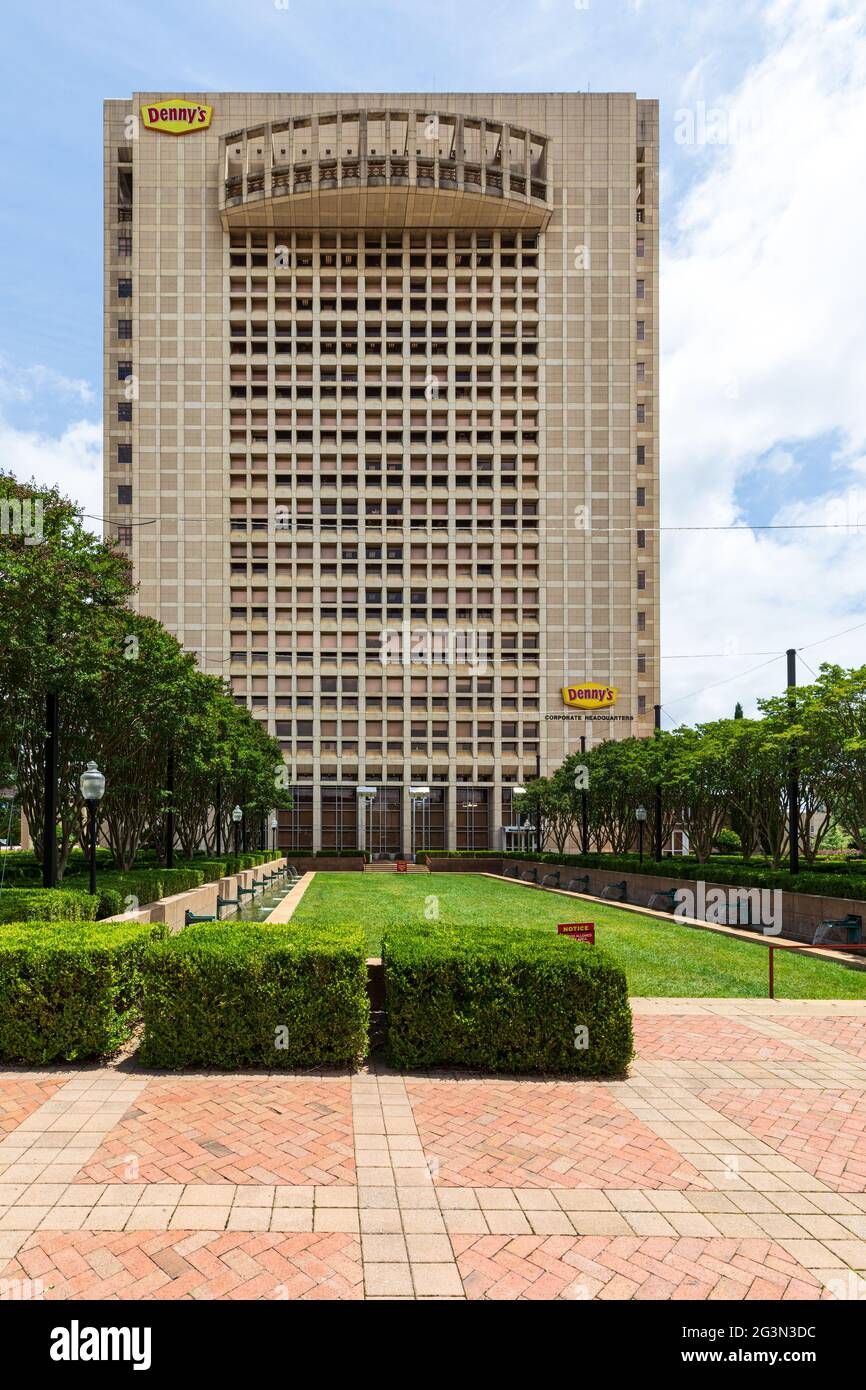 SPARTANBURG, SC, USA-13 JUNE 2021: Bürogebäude und kleiner Park der Denny's Corporate Headquarters, mit Gebäudefront und Schilder-Logo. Stockfoto