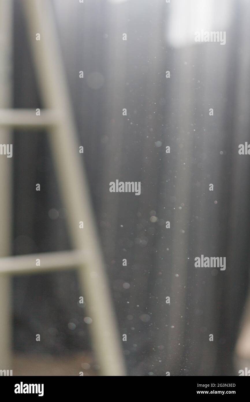 Staub im Zimmer, im Sonnenlicht vom Fenster, im. Stockfoto