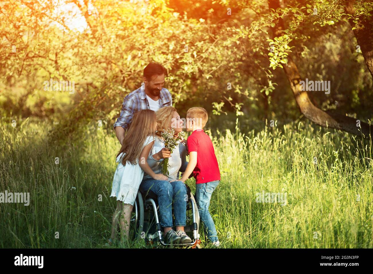 Porträt der jungen Frau im Rollstuhl küssen ihr Sohn Stockfoto