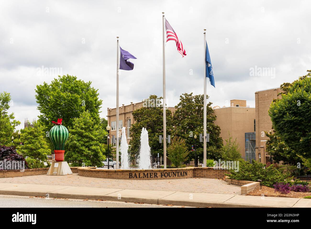 SPARTANBURG, SC, USA-13 JUNE 2021: Der Balmer-Brunnen, mit Fahnen und Skulpturen, auf dem Campus des Spartanburg Community College, Campus in der Innenstadt. H Stockfoto