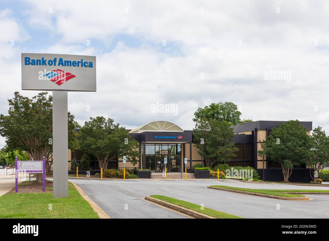 SPARTANBURG, SC, USA-13 JUNE 2021: Ein Zweiggebäude der Bank of America, Schild und Logo. Horizontales Bild. Stockfoto