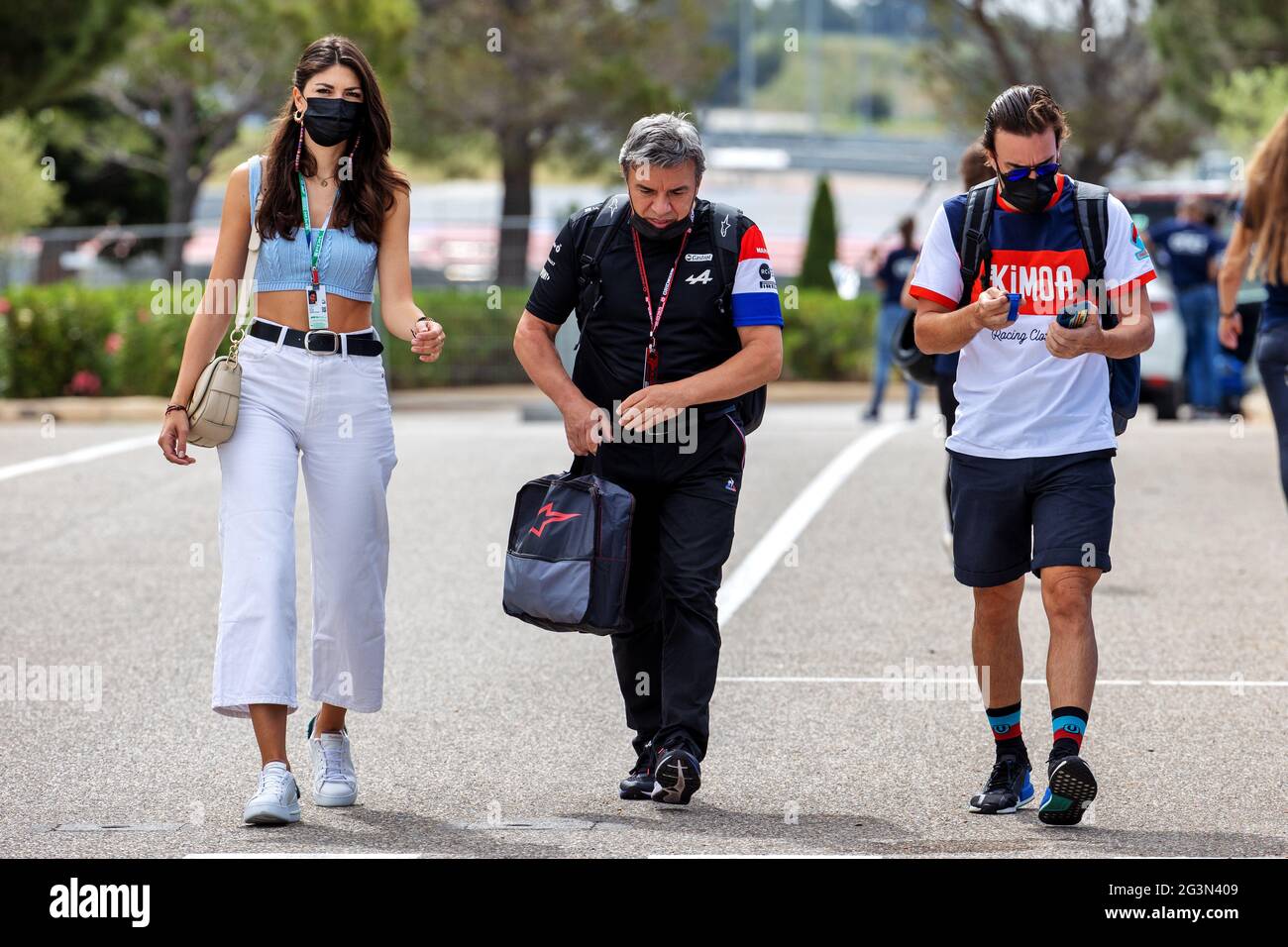 fernando alonso esp alpine f1 team rechts mit freundin linda morselli links 17 06 2021 formel 1 weltmeisterschaft rd 7 grosser preis von frankreich paul ricard frankreich tag der vorbereitung bildnachweis sollte lauten xpb press