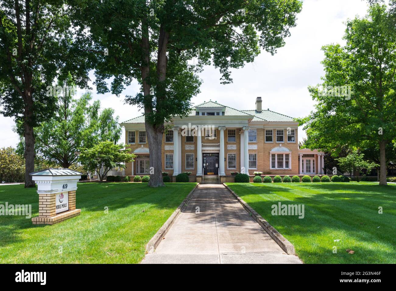 SPARTANBURG, SC, USA-13 JUNE 2021: Ein majestätisches älteres südliches Herrenhaus dient als Heim für Mobile Meals, eine Freiwilligenorganisation für Mahlzeiten Stockfoto