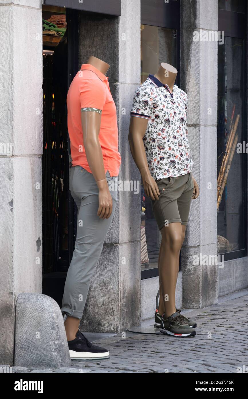 Zwei kopflose männliche Mannequins in Hemden und Hosen vor einem Laden in  Maastricht, Niederlande Stockfotografie - Alamy