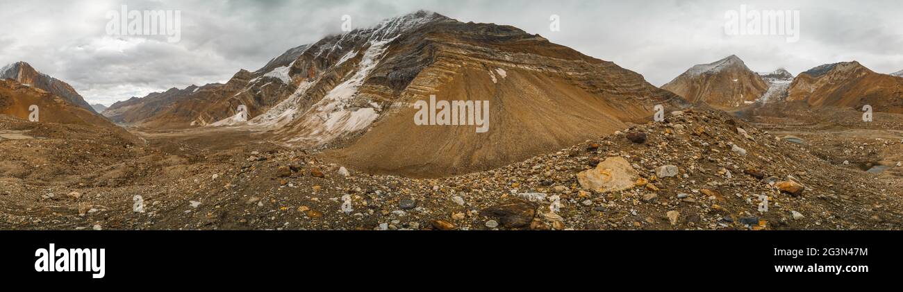 Malerisches Panorama der hohen Berge in Kaschmir Stockfoto