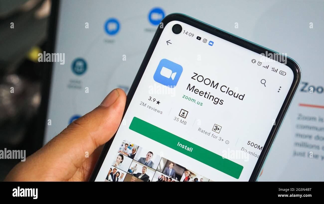 Zoom App Display auf Smartphone, Hand des Mannes hält Handy : Indonesien, Pekanbaru - 11. Juni 2021 Stockfoto