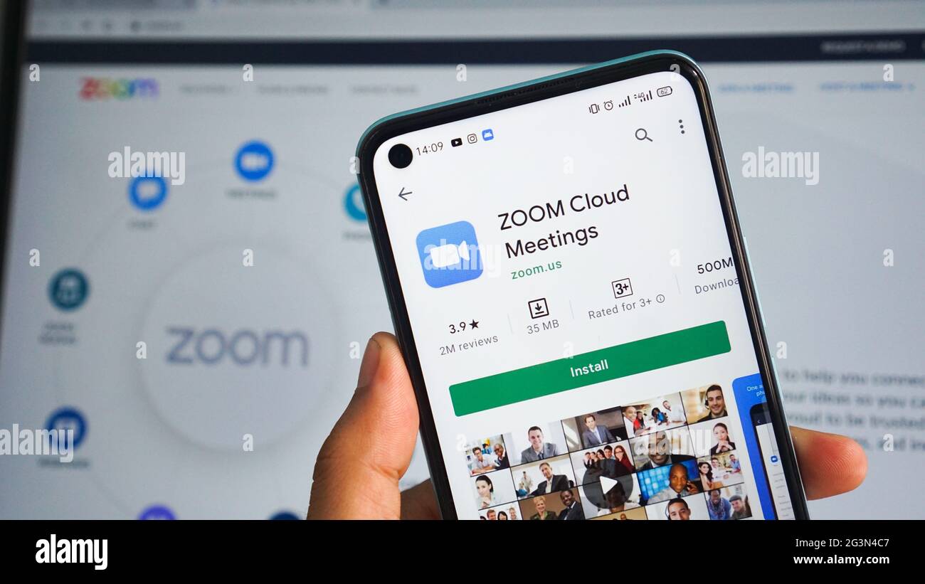 Zoom App Display auf Smartphone, Hand des Mannes hält Handy : Indonesien, Pekanbaru - 11. Juni 2021 Stockfoto