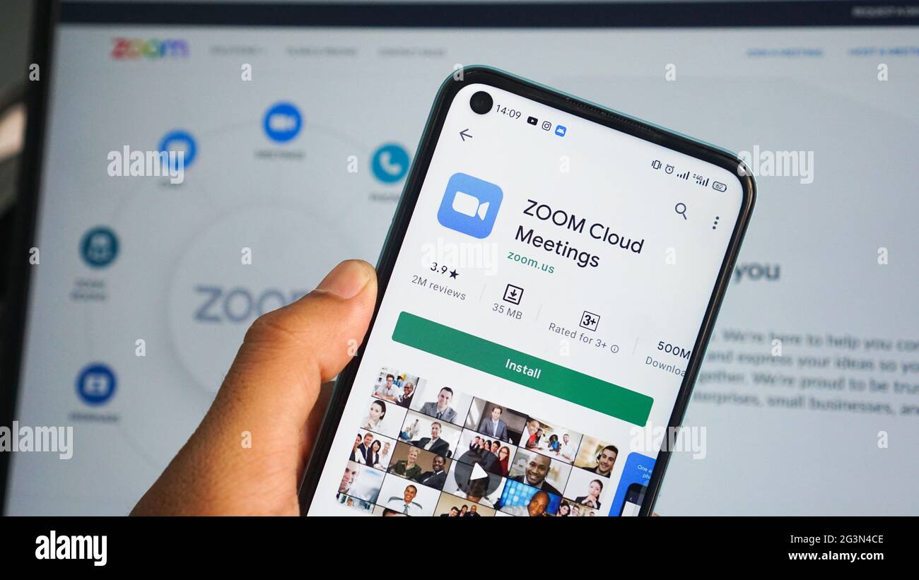 Zoom App Display auf Smartphone, Hand des Mannes hält Handy : Indonesien, Pekanbaru - 11. Juni 2021 Stockfoto