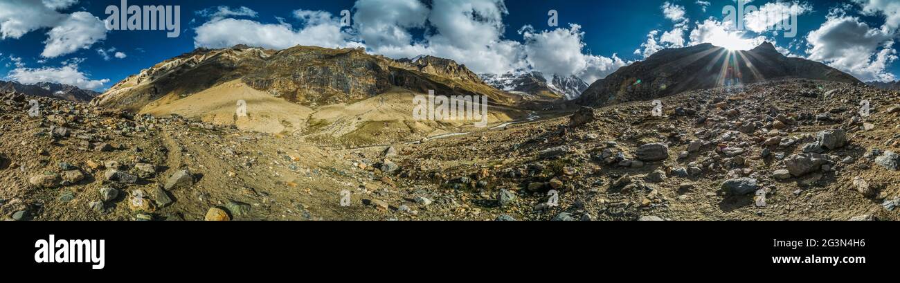 Malerisches Panorama des Sonnenuntergangs hinter den Bergen in Kaschmir Stockfoto