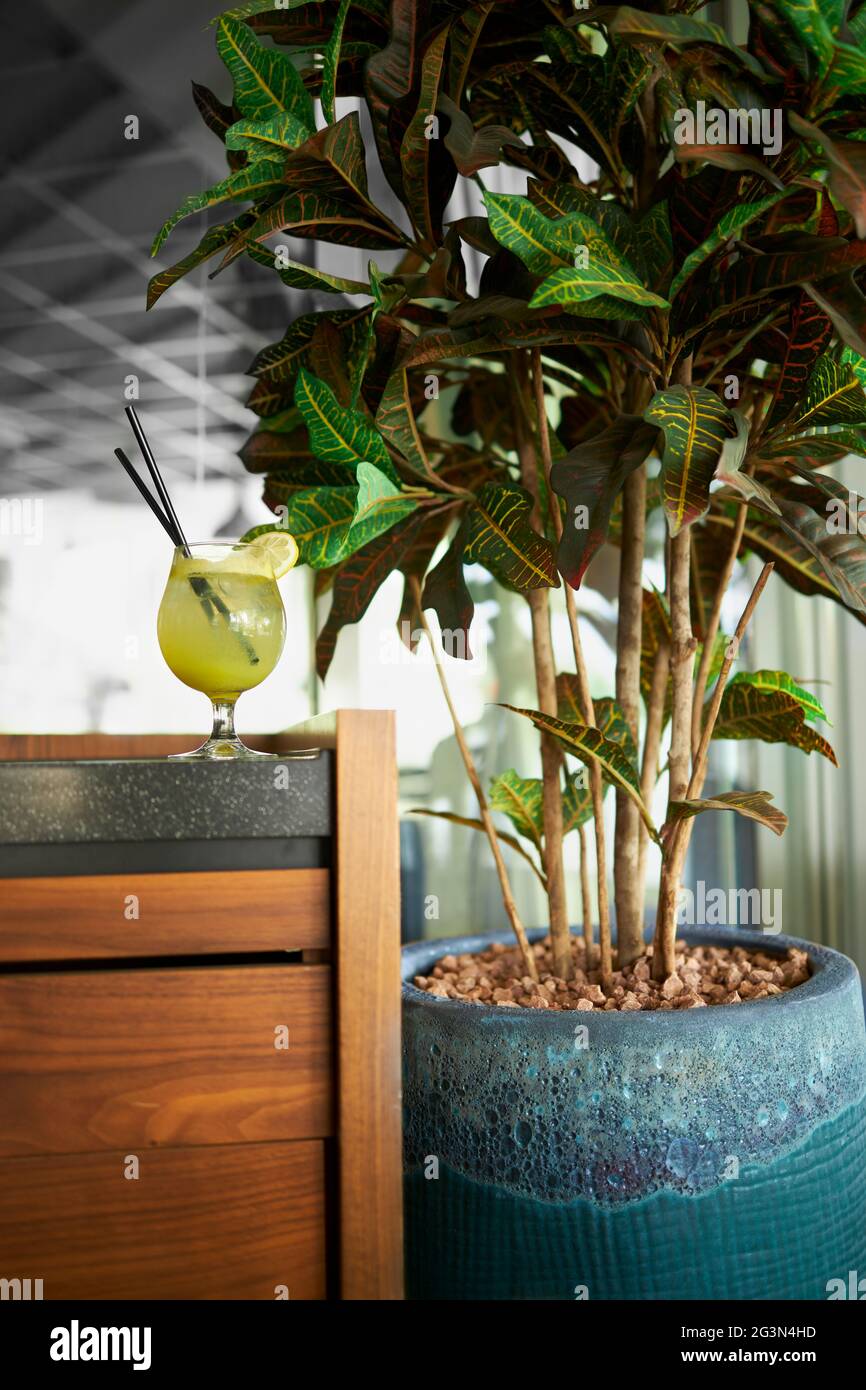 Ein Glas erfrischenden Sommercocktail in einer offenen Bar Stockfoto