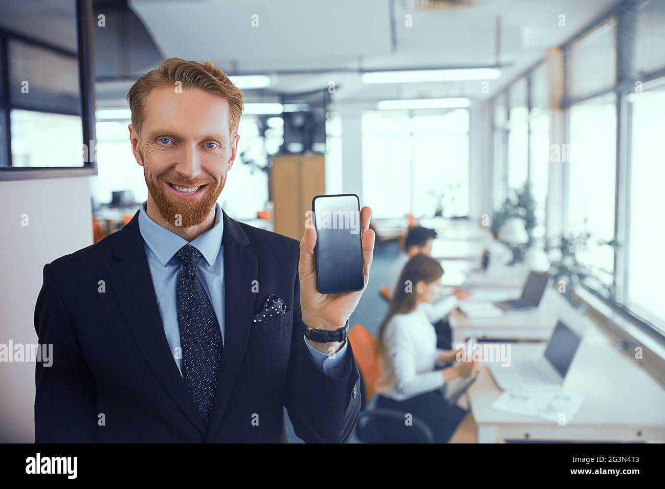 Geschäftsmann mit einem Telefon in der Hand Stockfoto
