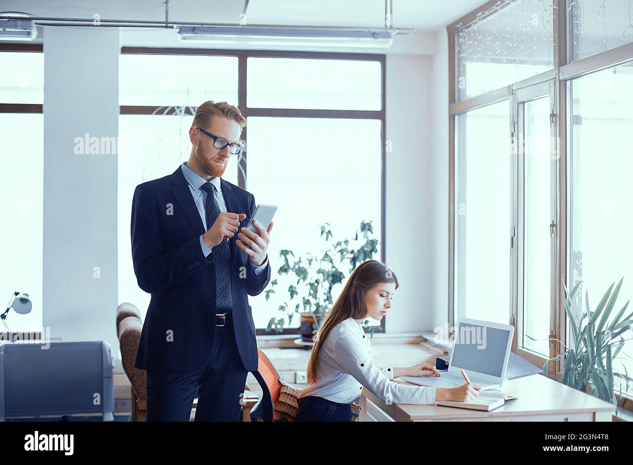 Eine Gruppe von Beschäftigten Leute, die im Büro Stockfoto