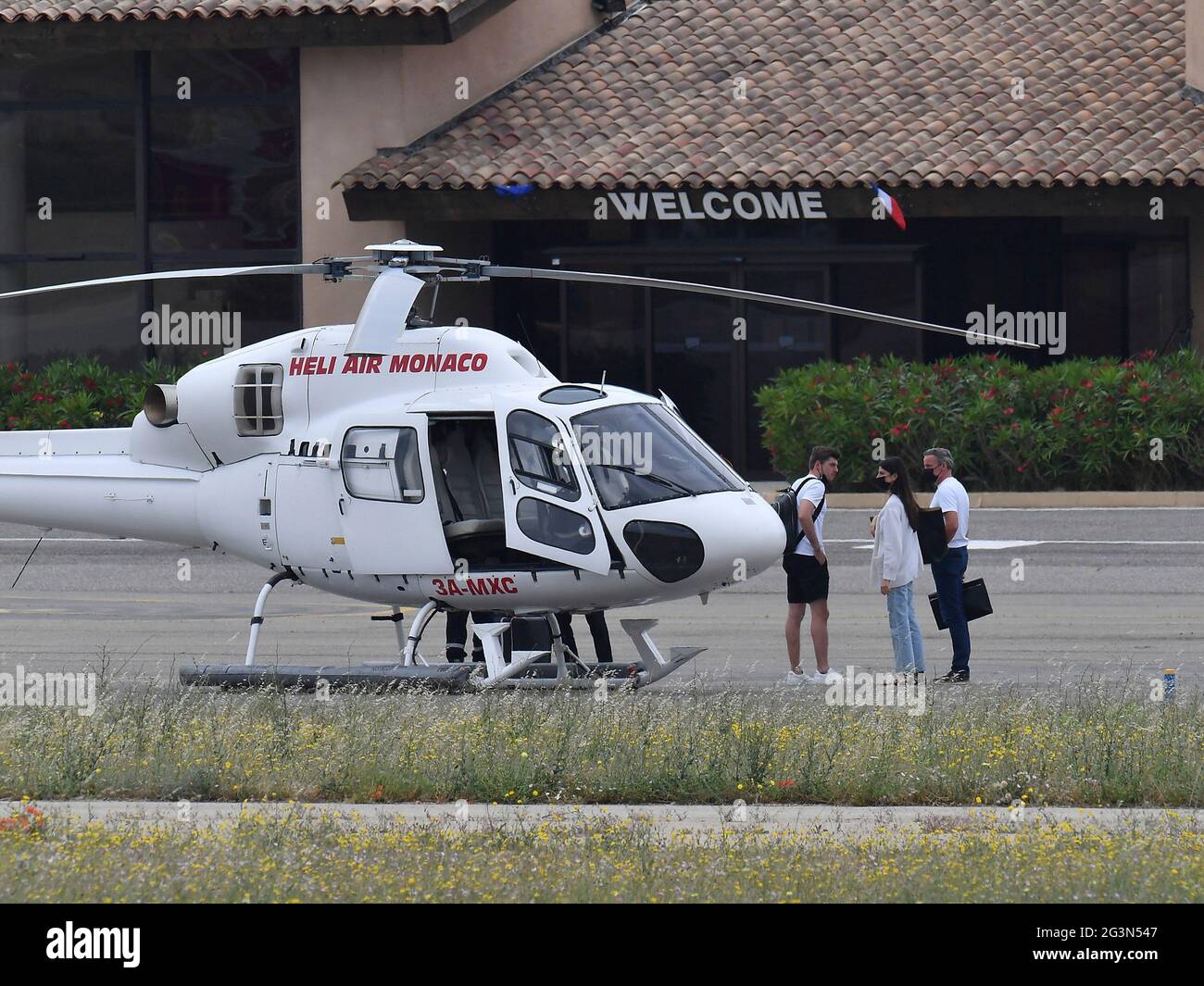 Le Castellet, Frankreich. Juni 2021. 17.06.2021, Circuit Paul Ricard, Le Castellet, FORMEL 1 EMIRATES GRAND PRIX DE FRANCE 2021, im Bild Max Verstappen (NEL # 33), Red Bull Racing Honda und Freundin Kelly Piquet kommen mit einem Hubschrauber auf die Strecke. Quelle: dpa picture Alliance/Alamy Live News Stockfoto