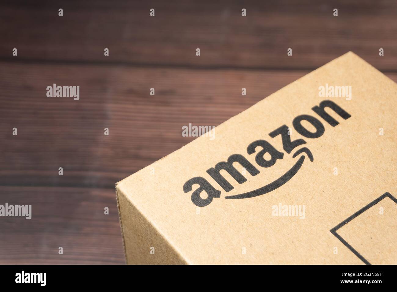 Kuala Lumpur, Malaysia - 1. Juni 2021 : Amazon Prime Box oder Amazon  Versandkarton auf schwarzem Hintergrund. Ausschnittfragment,  Geschäftskonzept Stockfotografie - Alamy