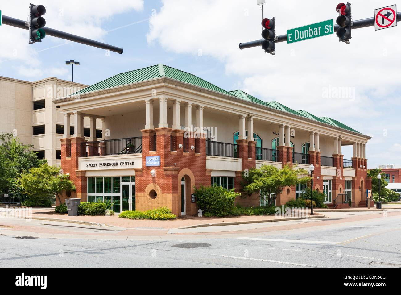 SPARTANBURG, SC, USA-13 JUNE 2021: Der Busbahnhof Spartanburg in Dunbar und Liberty Streets. Von Greyhound bedient. Horizontales Bild. Diagonale Ansicht Stockfoto