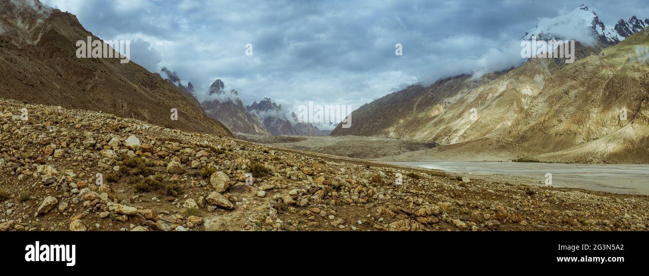 Panorama der wunderschönen Tal im Karakorum-gebirge mit majestätischen Gipfel der Trango Towers über Baltoro Gletscher. Stockfoto