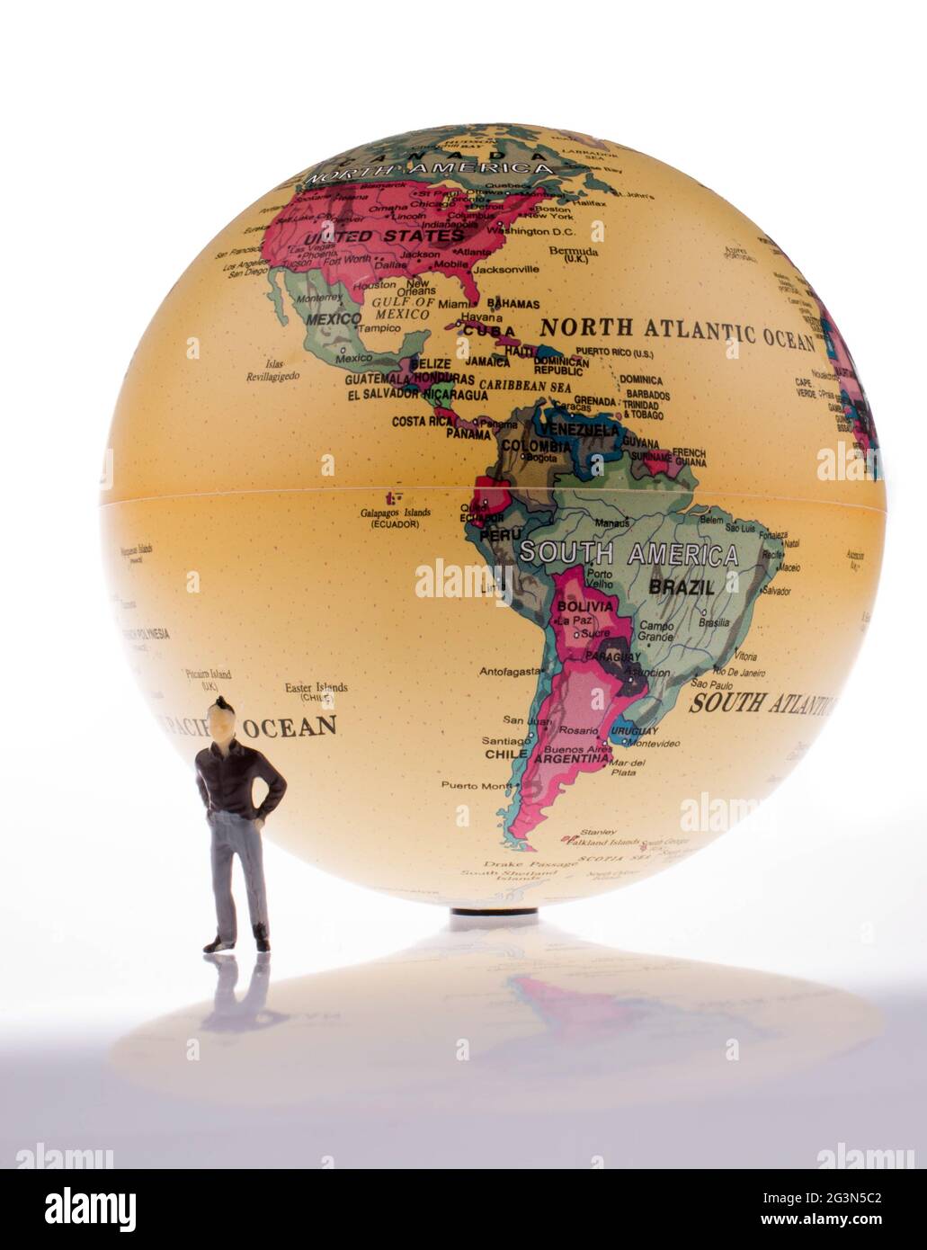 Mann Figur und Globus Modell Stockfoto