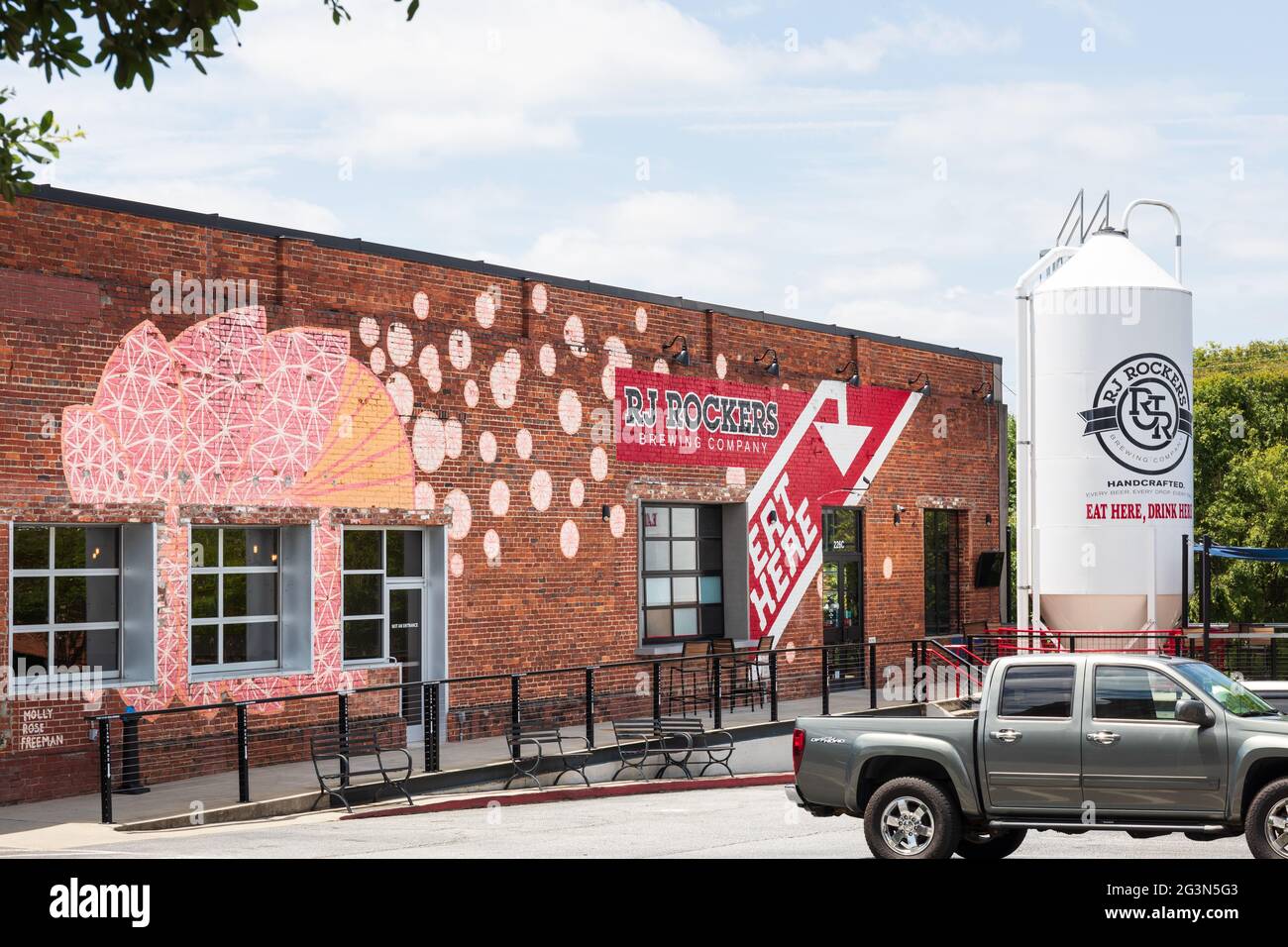 SPARTANBURG, SC, USA-13 JUNE 2021: Bild der RJ Rockers Brewing Company, zeigt Gebäude, Parkplatz, weißen Brautank, Schilder und Logo. Horizonta Stockfoto